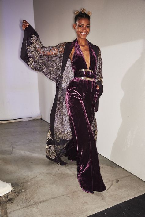 Elie Saab F/W 2019 Couture Moody Maximalist Outfit, Velvet Jumpsuit Outfit, Velvet Outfits For Women, Arabian Fashion, Velvet Outfit, 2019 Couture, Moroccan Fashion, Velvet Fashion, Abayas Fashion