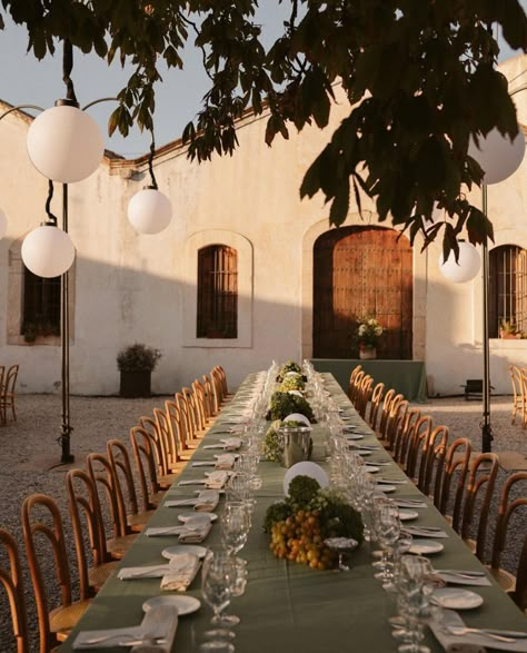 Vintage Winery Wedding, Minimal Decor Wedding Table, Winery Table Setting, Elegant Winery Wedding, Minimal Wedding Table Setting, Simple Wedding Dinner, Tapas Wedding, Family Style Wedding Dinner, Family Style Dinner Party