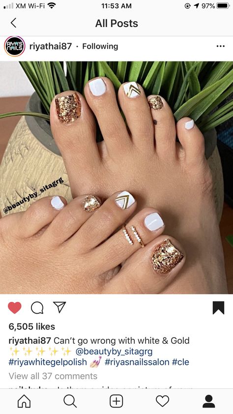 Boho Toenails, Pedicure Ideas White With Design, Country Pedicure Ideas, Spring 2023 Pedicure Trends, Pedicure Ideas New Years Toenails, Winter Gel Toe Nails, Pedicure Ideas With Glitter, Nashville Pedicure, Neutral Toenail Designs