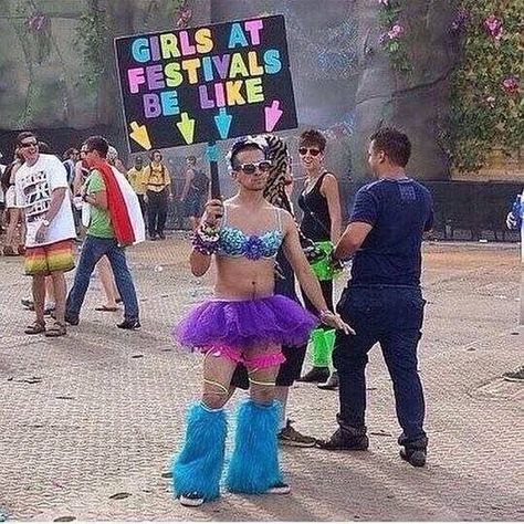 Omg look at that woman in the background she is like dressed alot like that man. Hard Summer Festival, Happy Birthday Funny Cats, Summer Music Festivals, Summer Festival Outfit, Birthday Quotes Funny, Up Music, Summer Music, Festival Diy, Electronic Dance Music