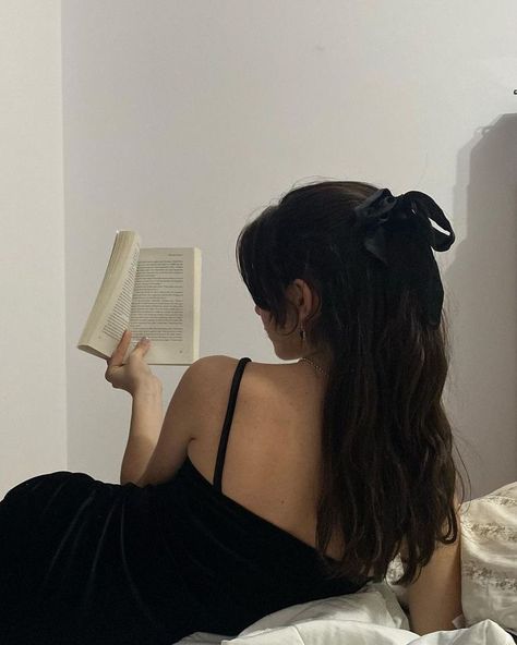 Dark Feminine Aesthetic, Reading A Book, Feminine Aesthetic, Old Money Aesthetic, Rich Girl, French Girl, Feminine Energy, Divine Feminine, Gossip Girl