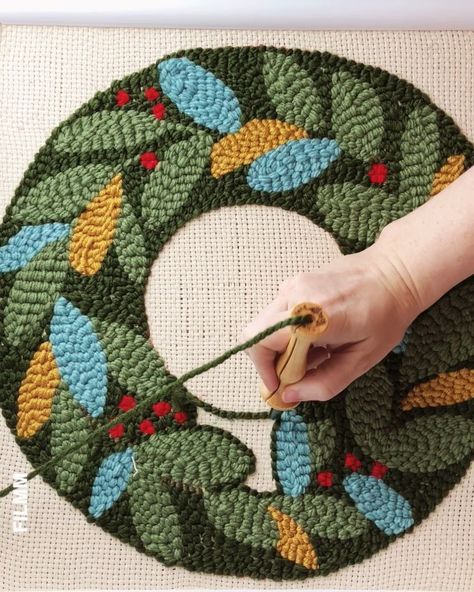 Punch Needle Tree Skirt, Punch Needle Santa, Punch Needle Wreath, Punch Needle Free Patterns, Punch Needle Patterns Christmas, Christmas Punch Needle Patterns, Punch Needle Stitches, Sarah Maker, Punch Needle Christmas