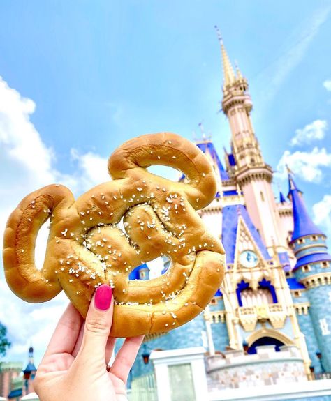 Disney Pretzel, Mickey Pretzel, Best Disneyland Food, Disney Sweets, Dine In Theater, Disney Desserts, Disneyland Photos, Disneyland Food, Disney Treats