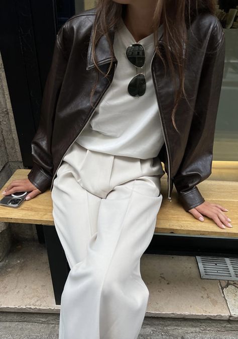 Chique Outfit, Leather Jacket Outfits, Mode Inspo, 가을 패션, Mode Vintage, Looks Style, Mode Inspiration, White Pants, Outfits Casuales