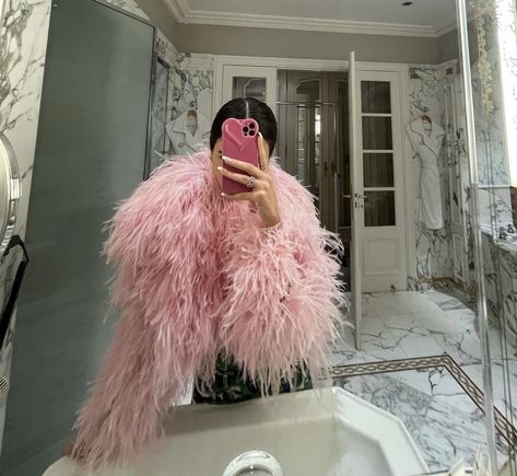 Fluffy Coat Outfit, Fluffy Jacket Outfit, Pink Fluffy Jacket, Fur Coat Outfits, Pinky Girls, Fur Outfit, Chill Style, Cold Fashion, Thrift Inspo