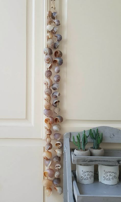 Seashell Bathroom, Fishing Net Wall Decor, Rustic Coastal Decor, Seashell Wind Chimes, Seashell Art Diy, Deco Marine, Art Coquillage, Seashell Wall Art, Seashell Projects