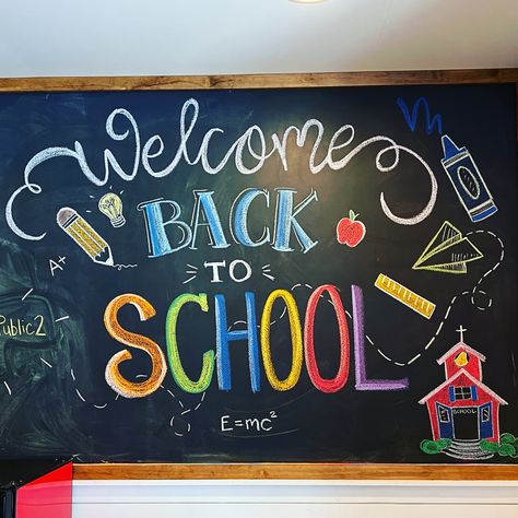 Daycare Chalkboard Ideas, Chalkboard Bulletin Board, Back To School Whiteboard Art, Welcome Back To School Blackboard, Welcome Back To School White Board, Whiteboard Welcome Sign, Chalkboard School Art, Welcome Back Whiteboard Message, Back To School Whiteboard Ideas