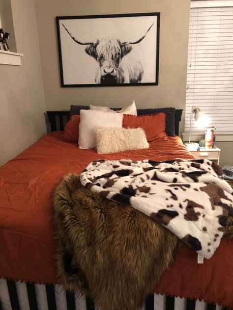 Cow Print Bedroom Ideas Farmhouse, Cow Themed Room Decor, Western Bed Ideas, Feminine Western Bedroom, Cow Theme Room Decorating Ideas, Cowprint Bedroom Ideas, Cowboy Decorations Western Theme Bedroom, Western Bedroom Paint Ideas, Cow Print Themed Room