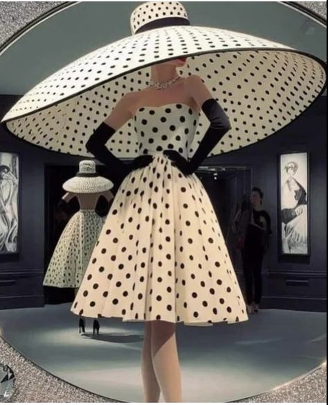 Unusual Outfits, Derby Outfits, Polka Dots Fashion, Moda Vintage, 1950s Fashion, Cabaret, الرسومات اللطيفة, Mode Inspiration, Polka Dot Dress