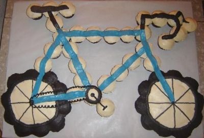 Road Bicycle Cupcake cake By cheesecakes-galore on CakeCentral.com Bicycle Cupcakes, Bike Cupcakes, Bicycle Birthday Parties, Bicycle Birthday, Bicycle Party, Cupcake Pull Apart, Bicycle Cake, Pull Apart Cakes, Bike Cake