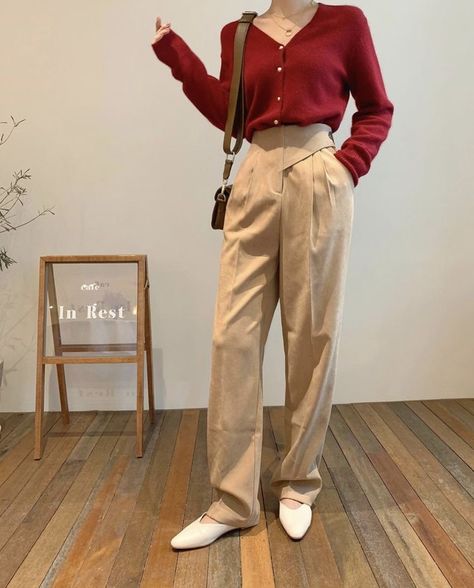 Korean Outfits Red, Red Korean Outfits, What To Wear With Beige Pants, Beige Pant Outfits Women, Red Outfit Ideas Casual, Beige And Red Outfit, Red And Beige Outfit, Beige Pants Outfits, Red Outfit Korean