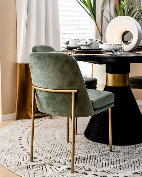 ✨ Transform Your Dining Experience ✨ Step into sophistication with this elegant dining setup! this project features plush green velvet chairs paired with sleek gold accents, creating the perfect blend of luxury and comfort. The round table, adorned with minimalist decor, sits atop a beautifully textured rug, adding warmth and character to the space. Ready to revamp your dining area? Contact us for bespoke designs that turn your house into a home. 🌿 Why we love it: Elegant Seating: The gre... Green Velvet Chairs, Round Dining Table Decor, Glam Dining, Green Velvet Chair, Textured Rug, Velvet Chairs, Elegant Dining, Furniture Dining Chairs, Dining Table Decor