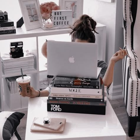 Office Assistant Aesthetic, Professional Woman Aesthetic, Personal Assistant Aesthetic, Pa Aesthetic, Marketing Career Aesthetic, Business Avatar, Betty Suarez, Assistant Aesthetic, Modern Bridgerton