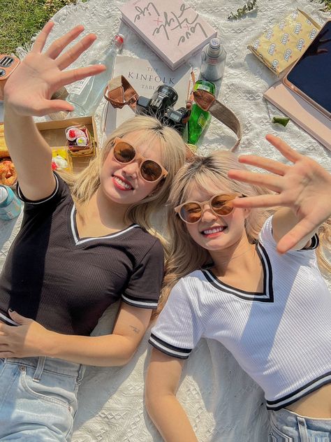 Picnic Aesthetic Photoshoot Friends, Picnic Photo Ideas Instagram, Picnic Photoshoot Ideas Friends, Friends Picnic Photoshoot, Selca Poses, Picnic Selfie, Picnic Photoshoot Friends, Picnic Aesthetic Photoshoot, Sunny Day Pictures