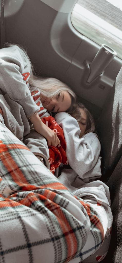 bff goals twinflame best friend Best Friend Cuddling, Cuddling With Best Friend, Besties Cuddling, Sleeping With Best Friend, Best Friend Cuddles, Bestie Cuddles, Best Friends Cuddling, Best Friends Sleeping Together, Friends Sleeping Together Aesthetic