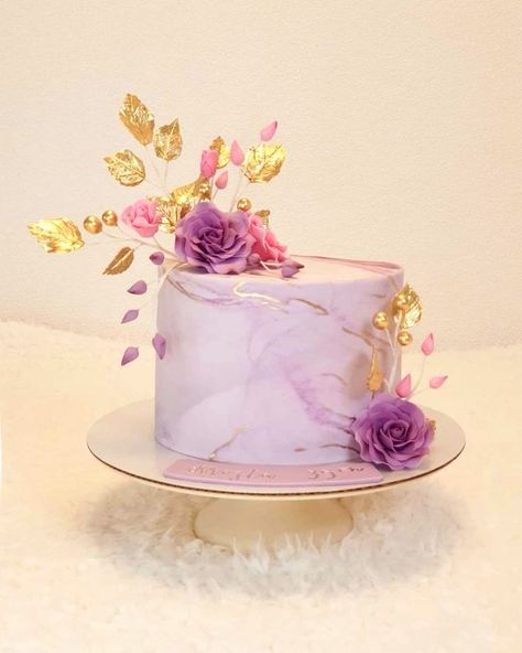 Pink And Purple Marble Cake, Purple Debut Cake, Lavender And Gold Cake, Purple And White Birthday Cake, Pink And Purple Cake Ideas, Purple Marble Cake, Purple Bday Cake, Lavender Birthday Cake, Purple And Gold Cake