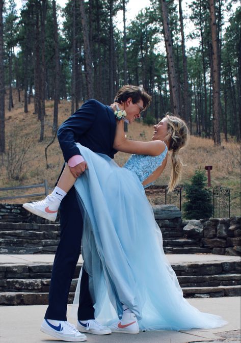 Blue Graduation Dress, Blue Graduation Dresses, Prom Pictures Couples, Prom Dress Blue, Prom Picture Poses, Homecoming Pictures, Chiffon Prom Dresses, Prom Photoshoot, Prom Couples