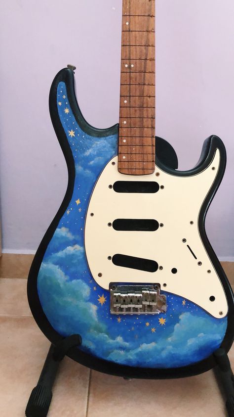 Painting On Electric Guitar, Electric Guitar Design Ideas, Electric Guitar Painting Ideas, Painted Bass Guitar, Painted Electric Guitar, Custom Guitars Electric, Electric Guitar Painting, Guitar Art Diy, Preppy Music