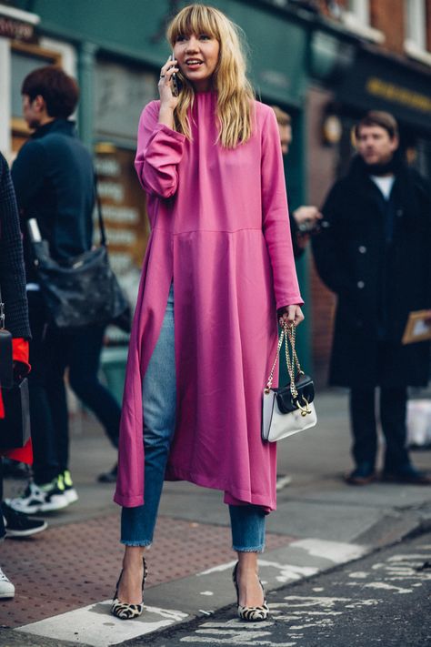 On the street at London Fashion Week. Photo: Moeez Layering A Dress, Dress Over Pants, Street Style 2017, Outfit Chic, Looks Street Style, 가을 패션, Street Style Looks, Street Chic, Looks Style