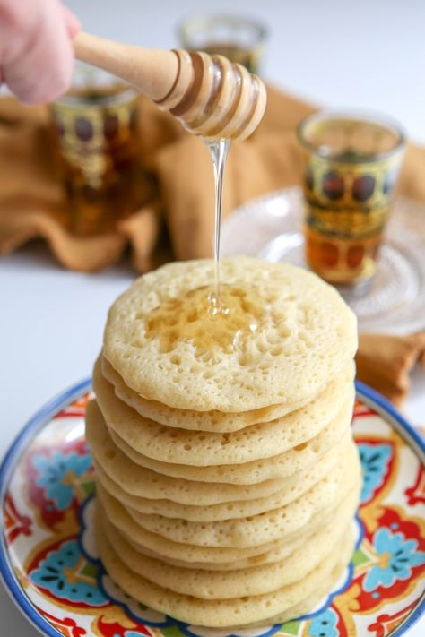 Les crêpes milles trous ou Baghrir sont des crêpes typiques de la cuisine marocaine. C'est une recette facile et inratable, très rapide à faire ! Variez les plaisirs avec ces crêpes très aériennes ! Crepe Ingredients, Mauritian Food, Pancake Pan, Moroccan Food, Batch Cooking, Happy Meal, Pancakes, Dessert Recipes, Dessert