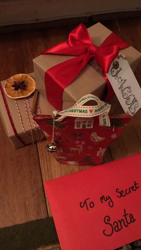 Secret Santa With Friends, Secret Santa Aesthetic, Christmas Secret Santa Ideas, Secret Santa Themes, Christmas Hangout, Secert Santa, Holiday Sleepover, Secret Santa Party, Secret Santa Ideas