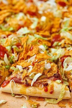 Taco Pizza. That’s right! A homemade pizza dough topped with all your favorite taco toppings…complete with beans, seasoned ground beef, two types of cheese, shredded lettuce and taco styled doritos! What could be better than pizza topped with doritos?! showmetheyummy.com #taco #pizza #tacopizza #pizzadough #homemade #easyrecipe Homemade Taco Pizza, Taco Pockets, Easy Taco Pizza, Perfect Homemade Pizza, Taco Pizza Recipes, Taco Toppings, Pizza Calzone, Pizza Roll, Easy Homemade Pizza