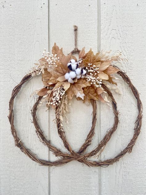 Enjoy the rustic charm of autumn with this beautifully handcrafted pumpkin grapevine wreath. Made from natural grapevine branches, this unique wreath features a stunning arrangement of soft, beige leaves, delicate white berries, and fluffy cotton pods. The wreath is perfect for hanging on your front door, above a mantel, or anywhere as part of your seasonal decor, bringing a cozy, inviting feel to your home. Ideal for fall and Thanksgiving, this wreath is a timeless addition to your autumn decor Branch Wreath Ideas, Fall Grapevine Wreath Ideas, Autumn Hoop Wreath, Cottagecore Fall Wreath, Fall Embroidery Hoop Wreath, Natural Wreaths, Autumn Dried Flower Wreath, Grapevine Pumpkin, Rustic Woven Fall Wreath