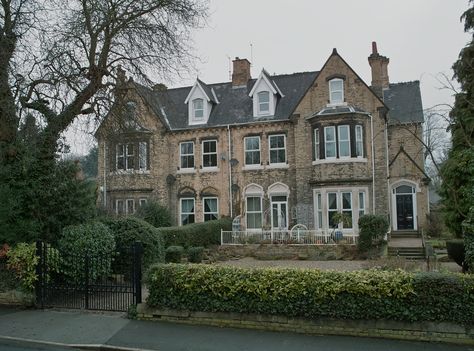 . Victorian House Uk, Victorian Houses For Sale, Inside Mansions, San Francisco Victorian Houses, San Francisco Victorian, Victorian Homes Exterior, England House, Mansion Exterior, Victorian England