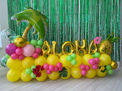 Tropical Balloon Bouquet, Luau Backdrop Ideas, Aloha Balloons, Tropical Balloon Arch, Cookout Theme, Moana Birthday Decorations, Hawaii Birthday Party, Hawaii Themed Party, Party Balloons Diy