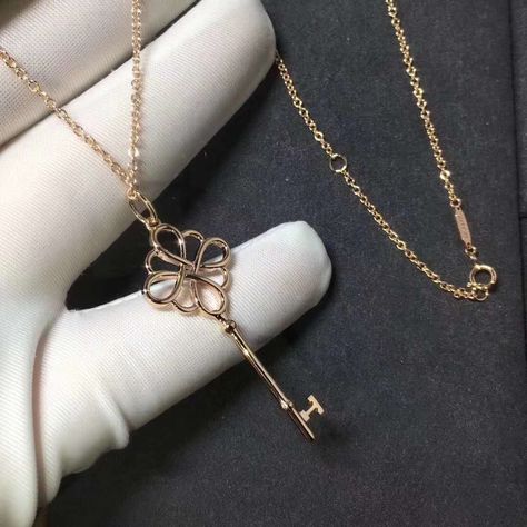 Inspired Tiffany Keys Knot Key Pendant in 18kt Rose Gold Tiffany Key Necklace, Key Aesthetic, Gold Key Necklace, Tiffany Key, Gold Moon Necklace, Fancy Jewelry Necklace, Beautiful Gold Necklaces, Key Pendant Necklace, Key Jewelry