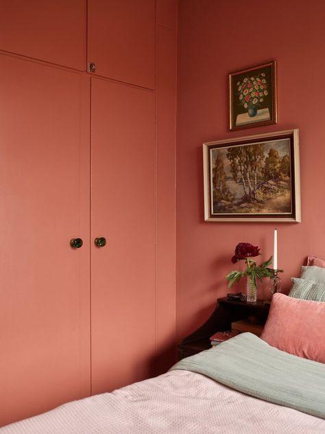 Funky Bedroom Ideas, Pink Green Bedrooms, Dark Walls Living Room, Funky Bedroom, Pink Bedroom Walls, Midcentury Furniture, Mid Century Bedroom, Pink Furniture, Interior Renovation