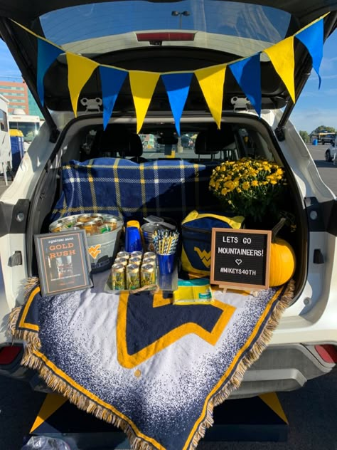 Fall tailgate decor ideas Senior Tailgate Ideas, High School Tailgate Ideas, Football Tailgate Aesthetic, Tailgate Theme Party, Tailgate High School Football, Tailgate Banner Ideas, Tailgate Brunch, Tailgate Aesthetic, Tailgate Inspiration