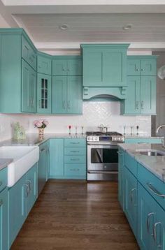 23 Teal Kitchen Cabinet Ideas | Sebring Design Build Turquoise Kitchen Cabinets, Teal Kitchen Cabinets, Turquoise Cabinets, Aqua Kitchen, Deco Pastel, Beach Style Decorating, Collection Decor, Turquoise Kitchen, Teal Kitchen