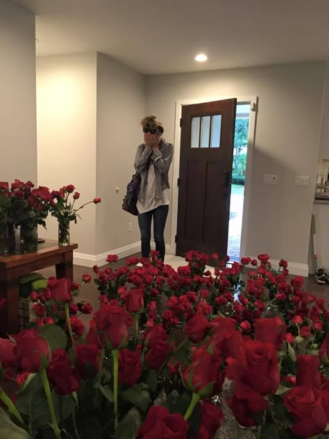 Charles put 1,000 roses in the house to surprise Allie. God I want a boyfriend like him. Quotes Girlfriend, Wedding Proposals, Dear Future Husband, The Perfect Guy, Photo Couple, This Is Love, Most Romantic, Hopeless Romantic, San Valentino