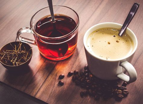 Have you wondered if drinking tea and coffee can dehydrate you? We consulted a nutritionist and found out the surprising truth about the caffeinated drinks. Tea Person, Tea Lover Quotes, Healthy Sport, Caffeine Drinks, 100 Calorie, Tianjin, Hot Tea, Iftar, Kefir