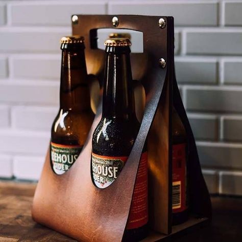 Leather Wine Carrier, Beer Carrier, Leather Working Projects, Leather Craft Projects, Wine Carrier, Leather Bag Pattern, Leather Diy Crafts, Leather Workshop, Leather Art