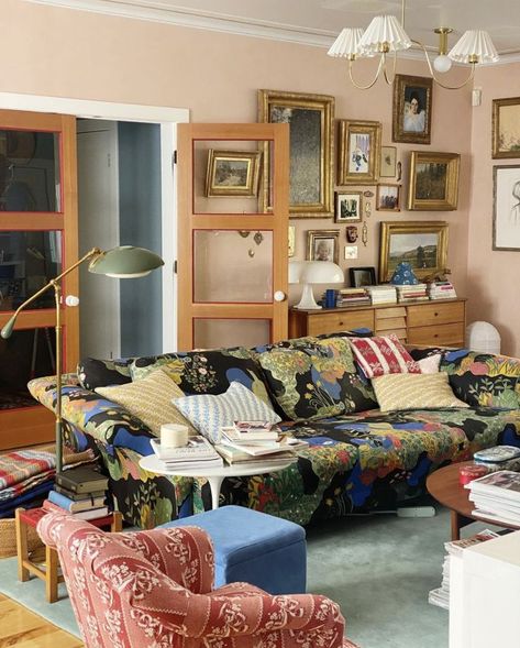 Meta Coleman, Rug Layering, Statement Sofa, Beautiful Rooms, Eclectic Living Room, Winterthur, Library Ideas, Vintage Interiors, Styl Boho