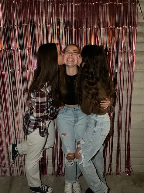 Cute Birthday Poses With Friends, Trio Birthday Photoshoot, Birthday Party Group Pictures, Birthday Party Photoshoot With Friends, Birthday Group Pictures, Birthday Group Photoshoot Ideas, Birthday Photo Shoot Poses, Birthday Photoshoot Ideas With Friends, Party Photo Poses