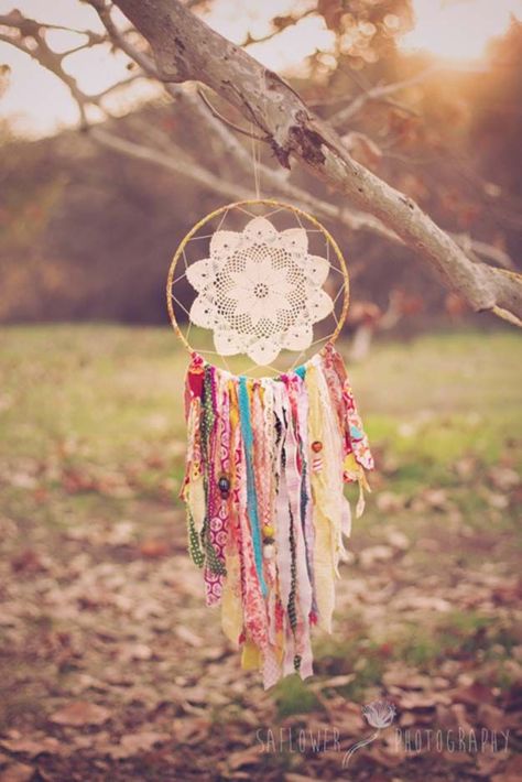 Best DIY Rainbow Crafts Ideas - Dream Catcher Tutorials - Fun DIY Projects With… Pompon Tulle, Atrapasueños Diy, Dream Catcher Tutorial, Hantverk Diy, Rainbow Crafts, Dream Catcher Diy, Deco Boheme, Dreamcatchers, Craft Time