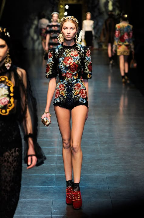 Dolce & Gabbana Fall-Winter 2012 Jennie Fashion, Fashion Week Dresses, 2012 Fashion, Runway Outfits, Catwalk Fashion, Project Runway, Runway Dresses, 자수 디자인, Fashion Runway