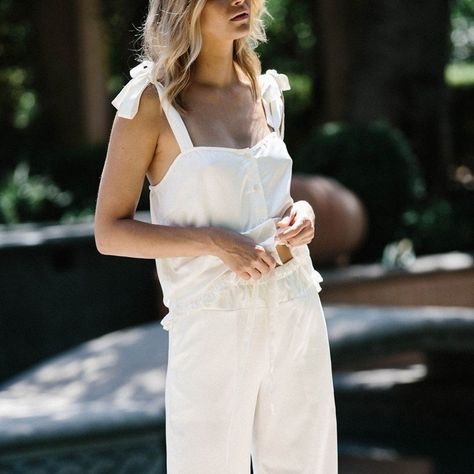 The Best Bridal Loungewear for Making Cozy Look Cool - Treat yourself (or your BFF) to ultimate comfort. This bridal loungewear is perfect for wedding errands, casual bach parties, and relaxing at home. white bridal loungewear pajama set Bridal Party Loungewear, Bride Lounge Wear, Wedding Brunch Outfit Bride, Bridal Morning Of Wedding, Bridal Loungewear, Wedding Morning Outfit, White Lounge Set, White Bridal Robe, Bridesmaid Pajama