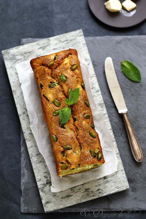 Cake aux courgettes et à la feta Cake Courgette Feta, Cake Courgette, Baked Salmon, Savoury Cake, Bread Baking, Amazing Food, Summer Recipes, Finger Foods, Feta