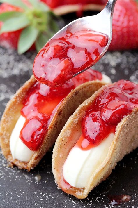 Strawberry Cheesecake Tacos – crunchy cinnamon and sugar tortilla shells, filled with cheesecake and topped with homemade strawberry sauce are perfect bites for every occasion. They are so easy to make, they look great and taste even better. Cheesecake Tacos Recipe, Strawberry Cheesecake Tacos, Food Truck Desserts, Cheesecake Tacos, Banana Bread Brownies, Dessert Taco, Easy Taco Recipes, Homemade Strawberry Sauce, Tortilla Shells