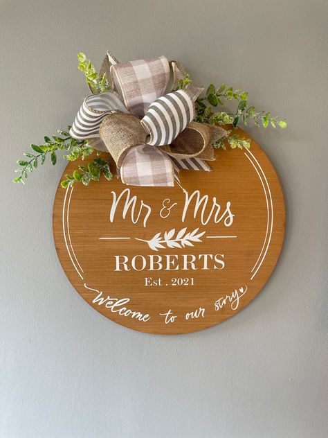 What a beautiful & unique gift for a newly wed couple or for an anniversary! Find us on etsy: peypeydesignsco.etsy.com #welcomesigns #roundwoodensign #woodencirclesign #doorhangers #mrandmrs #weddinggiftideas #anniversarygiftideas #weddingwreath #doorsign Mr And Mrs Door Hanger, Circle Door, Round Wood Tray, Homemade Wedding Gifts, Wood Trays, Door Hangers Diy, Homemade Wedding, Couples Diy, Newly Wed