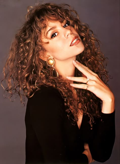 Mariah Carey Young, Mariah Carey Hair, Mariah Carey 1990, Maria Carey, Mariah Carey Pictures, Mariah Carey 90s, The Cardigans, Curly Bangs, 90s Hairstyles