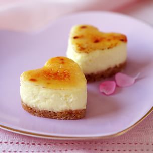 Brûléed Mini Cheesecakes Mini Cheesecake Pan, Individual Cheesecakes, Dessert Mini, Mini Cheesecake Recipes, Cheesecake Mini, Torte Cupcake, Mini Cheesecakes, Mini Desserts, Let Them Eat Cake