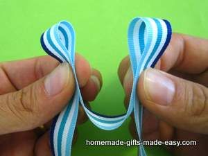 How to make a perfect bow {I know what you're thinking: any idiot can tie a bow. Well, I'm that idiot that needed a diagram} Tying Bows, Bow Tying, Bow Making Tutorials, Cardmaking Techniques, Christmas Bows Diy, Homemade Bows, Simple Bow, How To Tie Ribbon, Perfect Bow