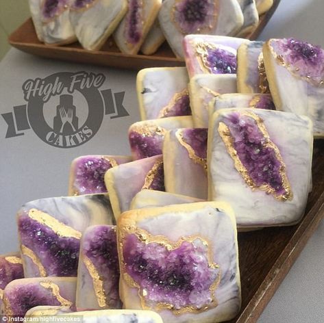 Geode cookies are all the rage on Instagram Geode Cookies, Travel Tattoos, Geode Cake, Crystal Cake, Make Cookies, Decorating Cookies, Sugar Cookie Designs, Fondant Cookies, Pretty Cookies