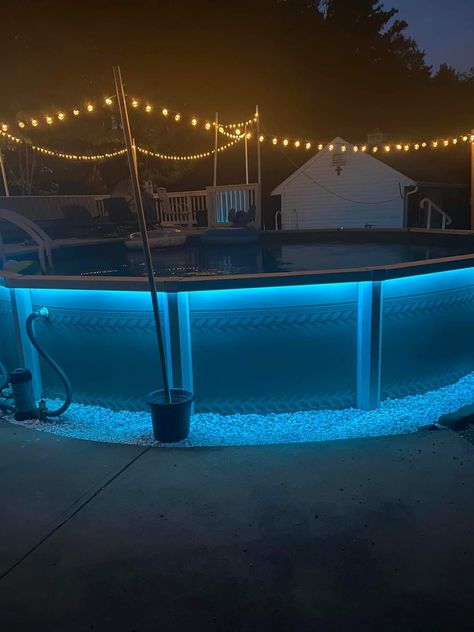 Cheap Pool Deck Ideas, Pool Area Decor, Deck Decor Ideas, Pool Deck Decor, Pool Party Decor, Ideas De Piscina, Small Backyard Pool, Inground Pool Landscaping, Pool Deck Plans