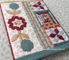 Carpesano “ideas” + patrones Needle Book, Sewing Book, Mini Quilt, Pin Cushions, Book Covers, Bohemian Rug, Book Cover, Sewing, Patchwork